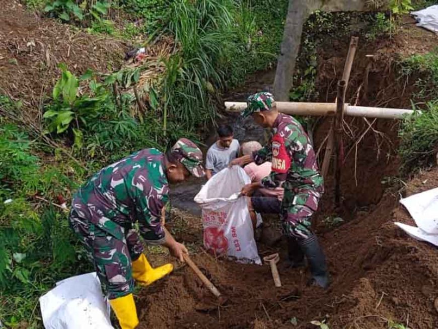 Gerak Cepat Babinsa Koramil 11 Punggelan Membantu Warga Melaksanakan Karya Bakti