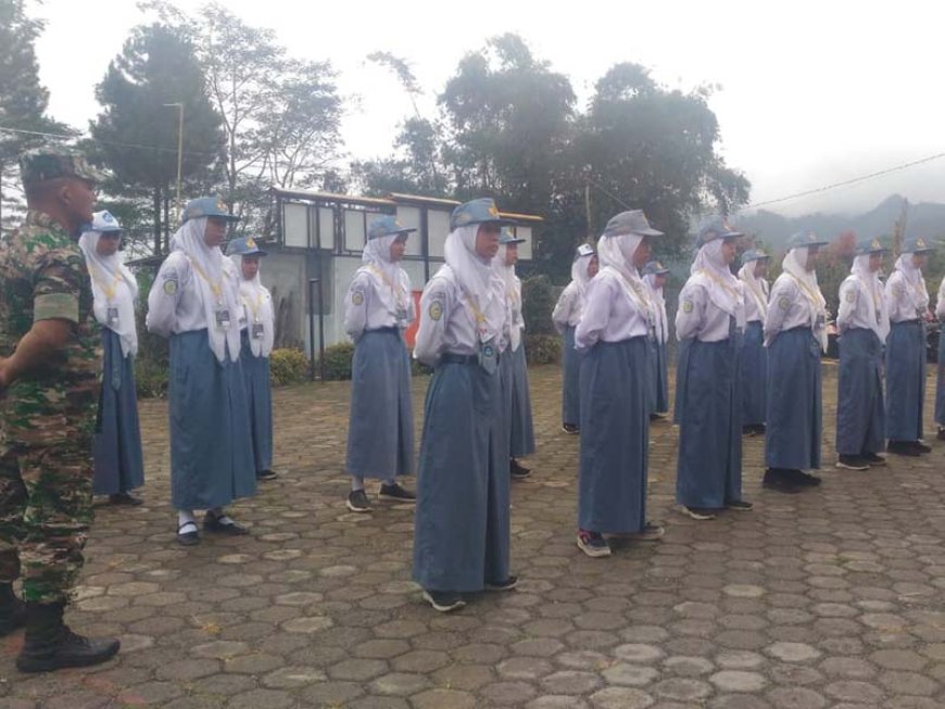 Memperkuat Karakter Generasi Penerus, Babinsa Melakukan Latihan Bela Negara di SMKN 1 Pandanarum