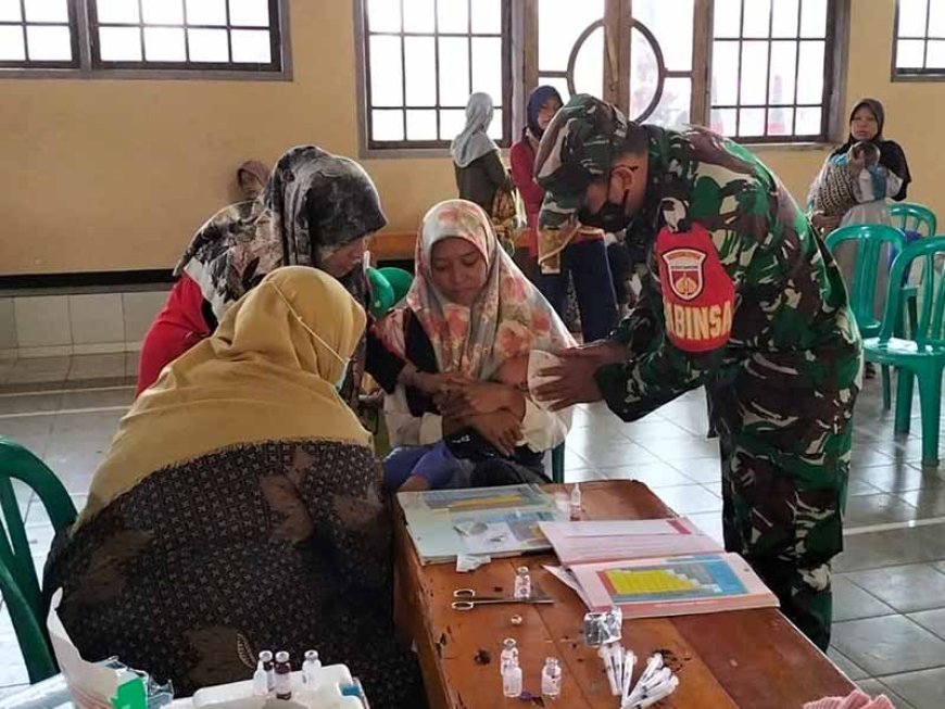 Babinsa Dampingi Imunisasi Campak di Desa Danakerta Banjarnegara