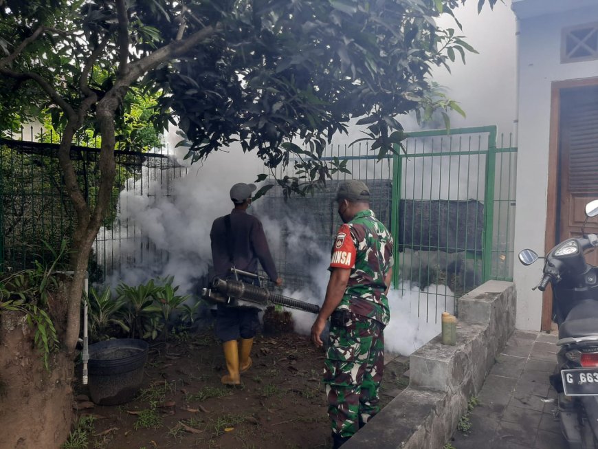 Cegah Perkembangbiakan Nyamuk Aedes Aegypri, Babinsa Koramil Slawi Dampingi Penyemprotan (Foging)