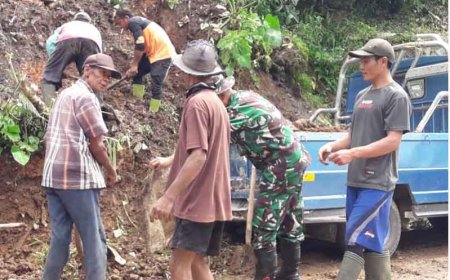 Babinsa dan Relawan Bersama Masyarakat Melakukan Bakti Pembersihan Tebing Longsor