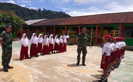 Danramil Memberikan Latihan Wasbang untuk Pesta Siaga Kwaran di SDN 01 Tempuran