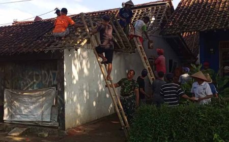 Babinsa dan Warga Bergotong-Royong Renovasi Rumah Warga di Desa Bantarwaru