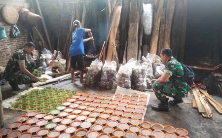 Babinsa Jalin Komsos Bersama Industri Perumahan Pembuat Gula Merah