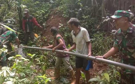 Babinsa Bantu Warga Pasang Pipa Air Bersih