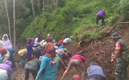 Giatkan Kerja Bakti Babinsa Bersama Warga Bersihkan Jalan