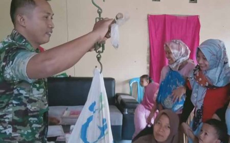 Wujudkan Balita Sehat Babinsa Dampingi Petugas Berikan Layanan Posyandu