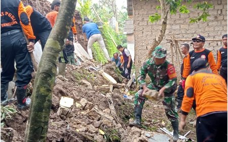 Tembok SD Negri Traju 01 Roboh Akibat Longsor, Ini yang dilakukan Babinsa Koramil Bumijawa