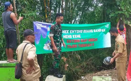 Babinsa Pasang Spanduk Larangan Buang Sampah Sembarangan Bersama Masyarakat
