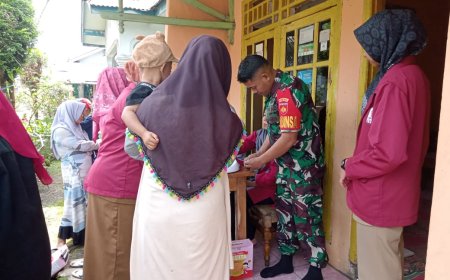 Upaya Penurunan Stunting, Babinsa Koramil Bojong Dampingi Penimbangan Balita