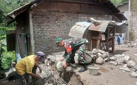 Babinsa Koramil 06 Kalibening Melaksanakan Gotong Royong Pembuatan RTLH Bersama Warga