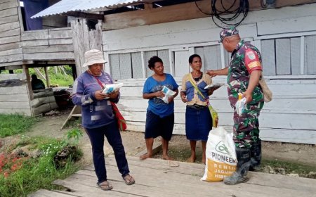 Berbagi Bibit Jagung Cara Babinsa Arso Dekat Dengan Warga