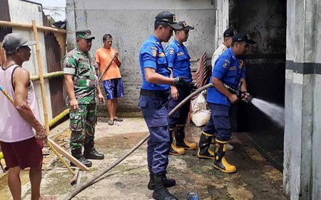 Babinsa Bantu Tim Damkar Bersihkan Bangunan Eks Tempat Penampungan Sampah