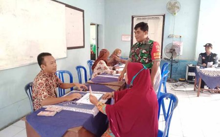 Babinsa Koramil 07 Mandiraja Bersama Bhabinkamtibmas Dampingi Penyaluran BLT DD di Desa Kaliwungu