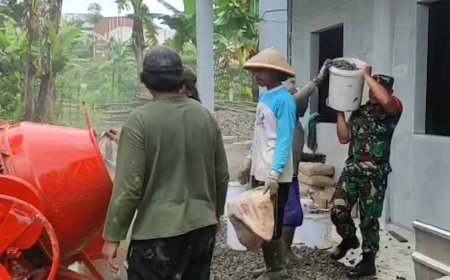 Babinsa dan Masyarakat Kerja Bakti Pengecoran Pondasi Masjid