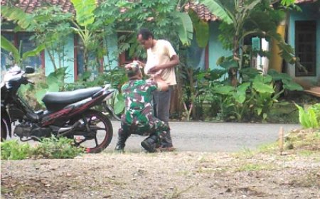 Babinsa Koramil 11Punggelan Memberikan Perhatian pada ODGJ yang Membutuhkan Pertolongan