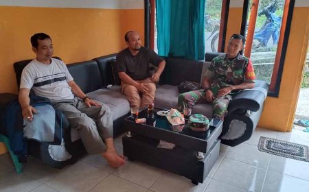Babinsa Posramil Pandanarum Melaksanakan Komsos dengan Panwas Kec Pandanarum
