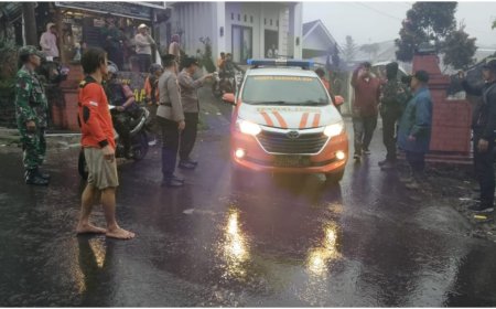 Babinsa Koramil Bumijawa Evakuasi Pendaki Yang Meninggal di Puncak Gunung Slamet