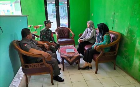 Babinsa Koramil 11 Punggelan Lakukan Komsos dengan Perangkat Desa Petuguran untuk Mengantisipasi Dampak Cuaca Ekstrem