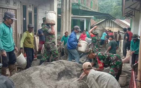 Babinsa Koramil 04 Karangkobar Bersama Warga Gotong Royong Pengecoran Masjid Baiturokhim