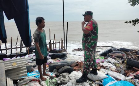 Kewaspadaan Dini, Babinsa Suradadi Kodim Tegal Komsos Dengan Warga Pesisir Pantai