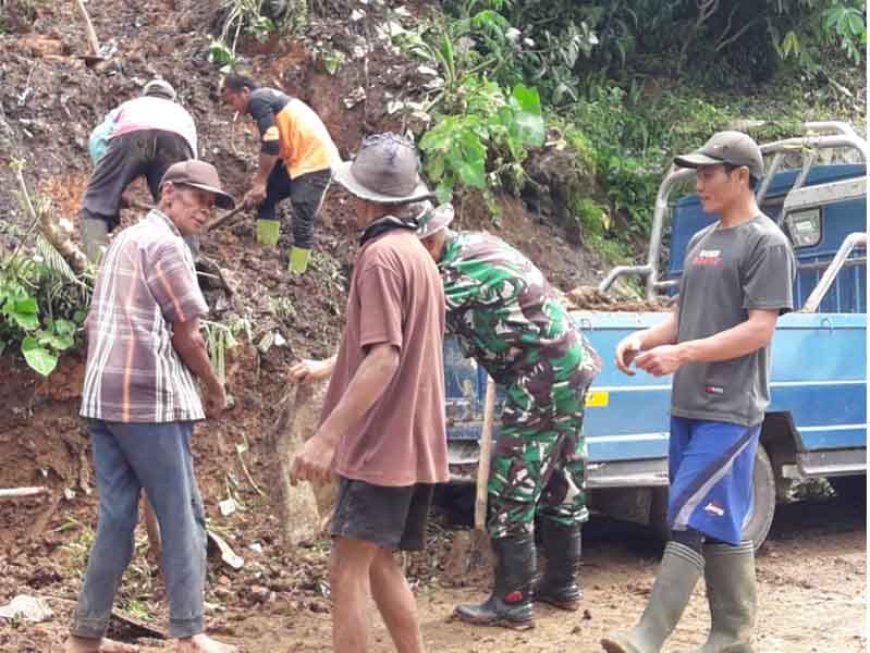 Babinsa dan Relawan Bersama Masyarakat Melakukan Bakti Pembersihan Tebing Longsor