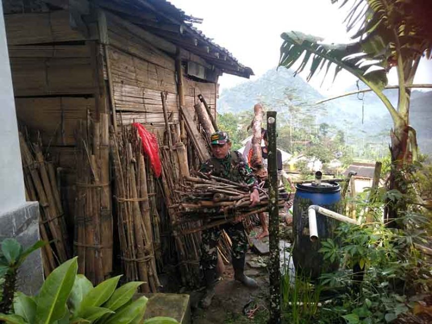 Babinsa Relawan dan Warga Gotong Royong Membersihkan Tebing Longsor di Desa Karekan