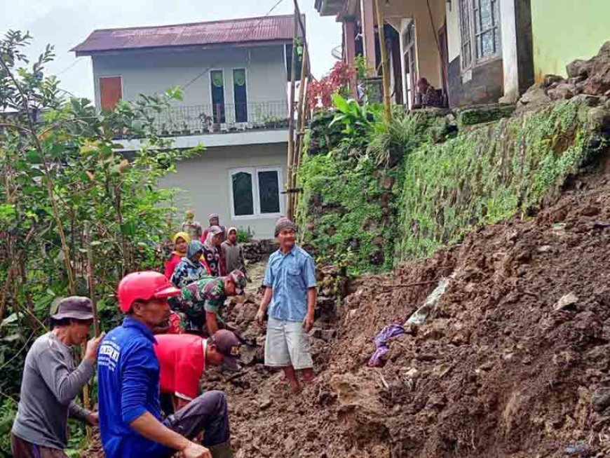 Babinsa dan Warga Laksanakan Kerja Bakti untuk Meningkatkan Kemanunggalan