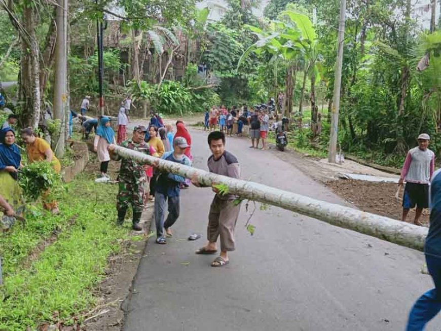 Ciptakan Kemanunggalan Babinsa dan Bhabinkamtibmas Bersama Warga Laksanakan Kerja Bakti
