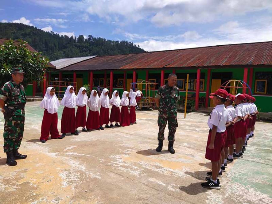 Danramil Memberikan Latihan Wasbang untuk Pesta Siaga Kwaran di SDN 01 Tempuran