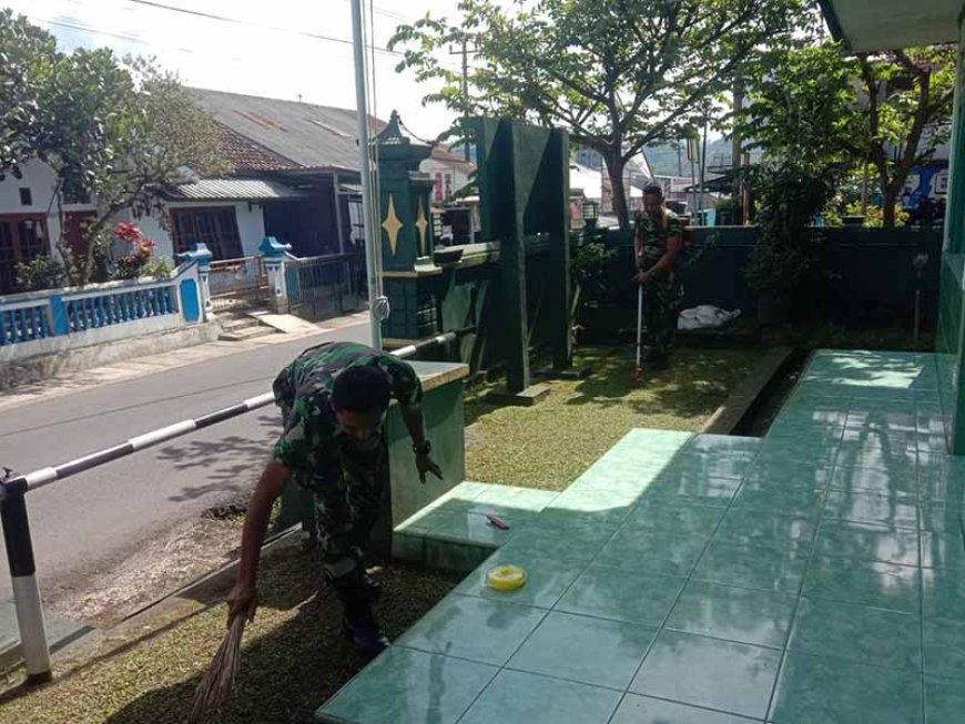 Pentingnya Menjaga Kebersihan Babinsa Koramil 04 Karangkobar Bersihkan Pangkalan