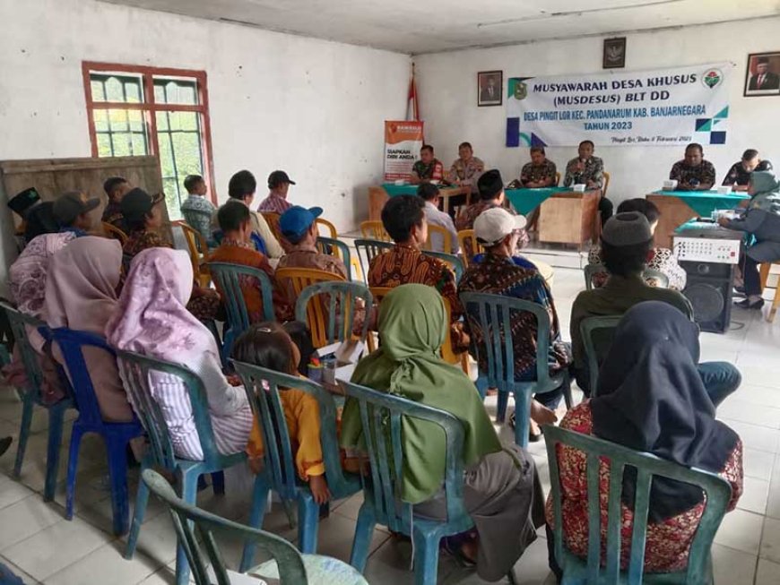 Babinsa Melakukan Pendampingan Penyaluran Bantuan Langsung Tunai Desa