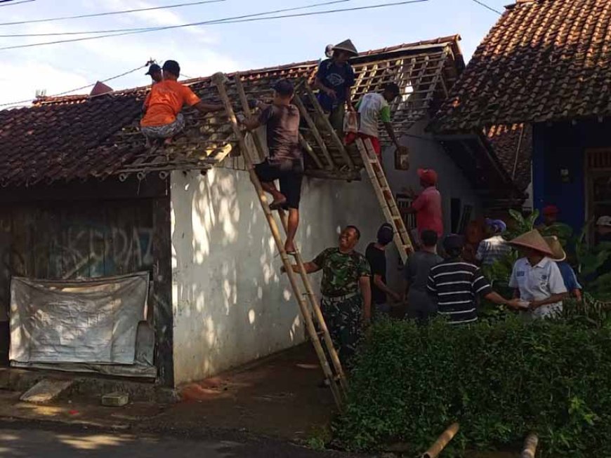 Babinsa dan Warga Bergotong-Royong Renovasi Rumah Warga di Desa Bantarwaru