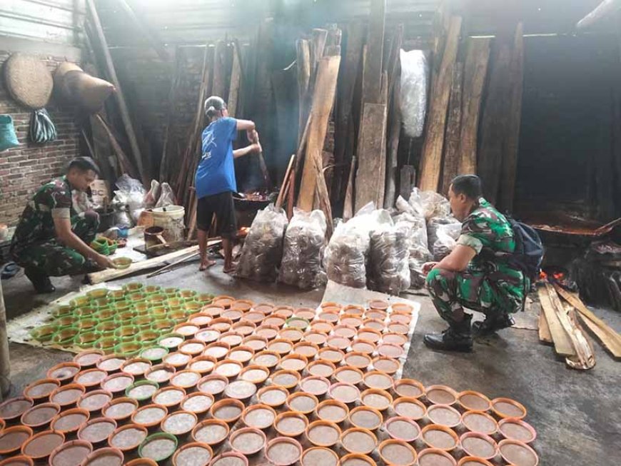 Babinsa Jalin Komsos Bersama Industri Perumahan Pembuat Gula Merah