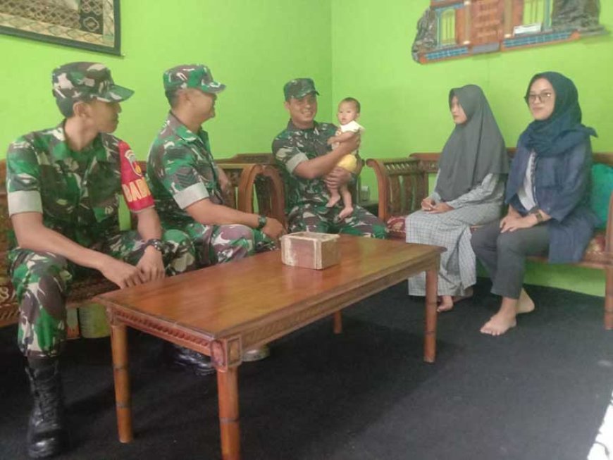 Babinsa Berikan Bantuan Paket  Makanan Tambahan