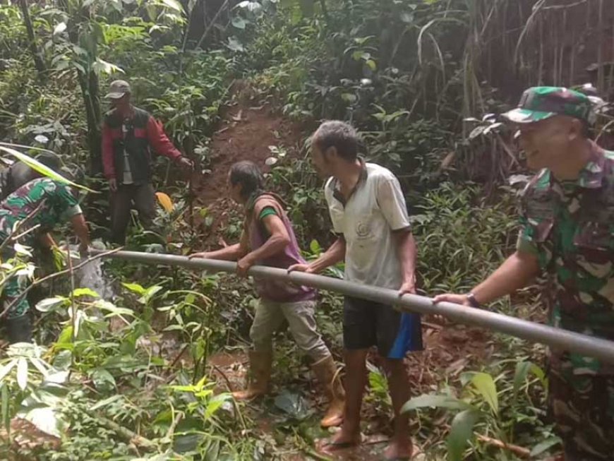 Babinsa Bantu Warga Pasang Pipa Air Bersih