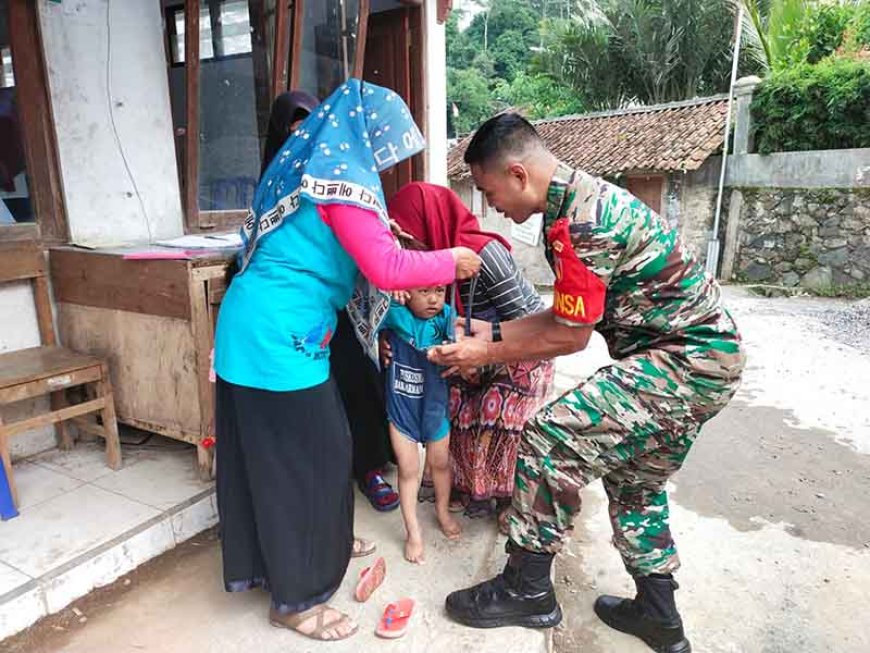 Pantau Tumbuh Kembang Anak Babinsa Dampingi Kegiatan Posyandu