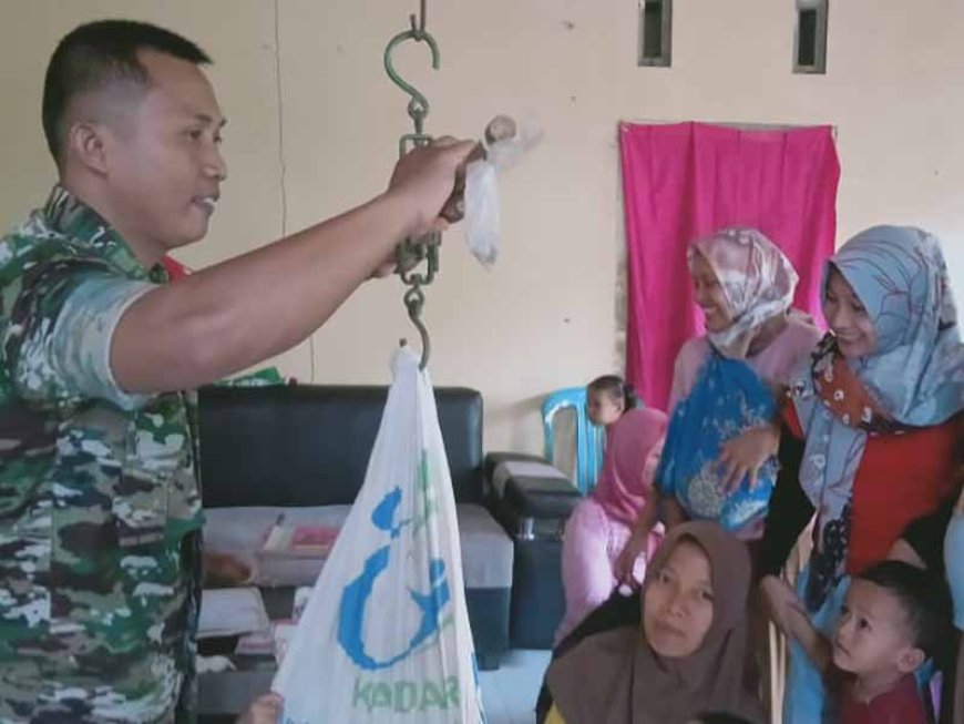 Wujudkan Balita Sehat Babinsa Dampingi Petugas Berikan Layanan Posyandu