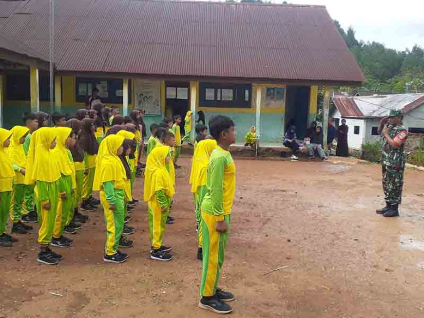 Ciptakan Disiplin Sejak Dini Babinsa Latih PBB Siswa MI GUPPI
