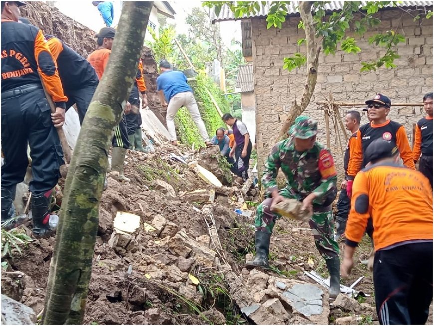 Tembok SD Negri Traju 01 Roboh Akibat Longsor, Ini yang dilakukan Babinsa Koramil Bumijawa