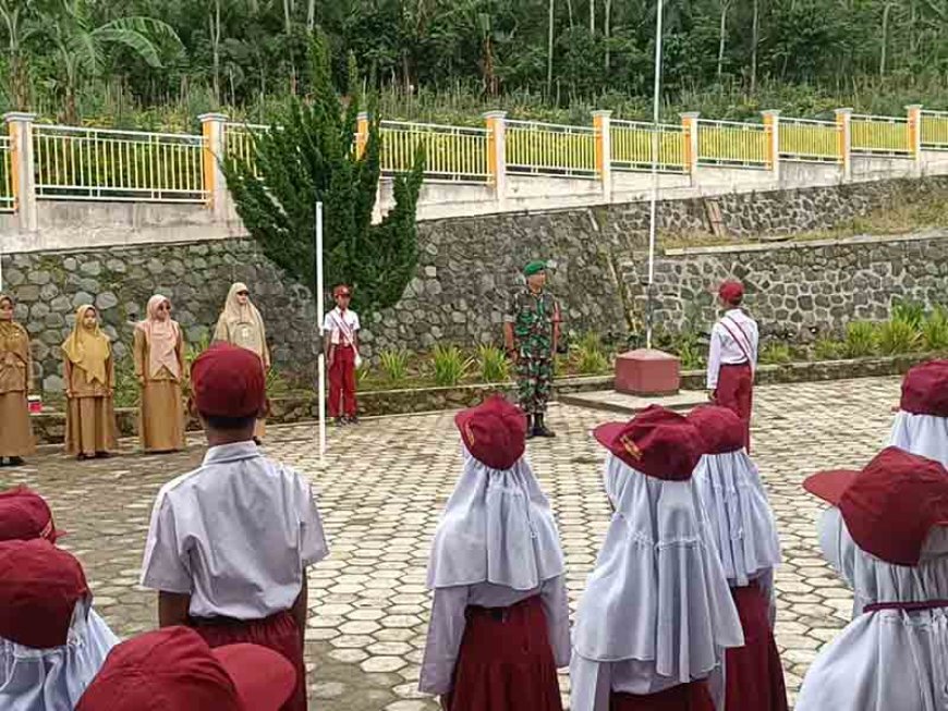 Babinsa  Jadi Pembina Upacara Di SD Negeri Gumelar