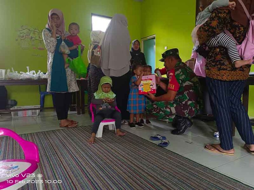 Wujudkan Balita Sehat Babinsa Dampingi Posyandu