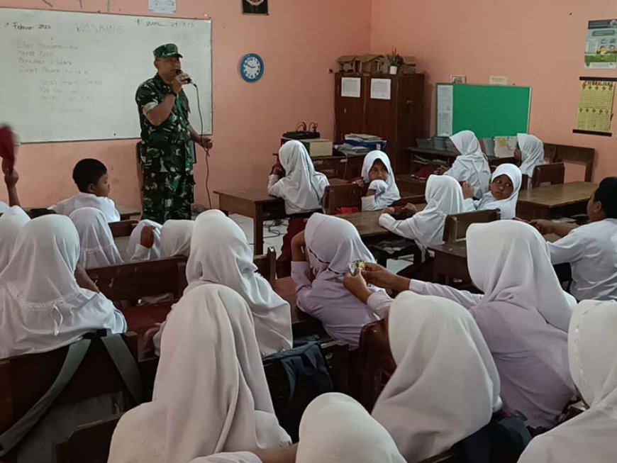 Babinsa Berikan Pelatihan PBB Dan Wabang Siswa Siswi SD Negeri Gumelar