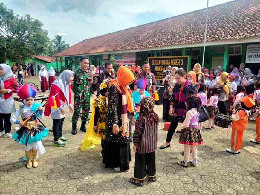 Bentuk Sinergitas Babinsa Koramil 07 Mandiraja Dampingi Kunjungan Kerja Ibu Pj Bupati  Di Desa Binaan
