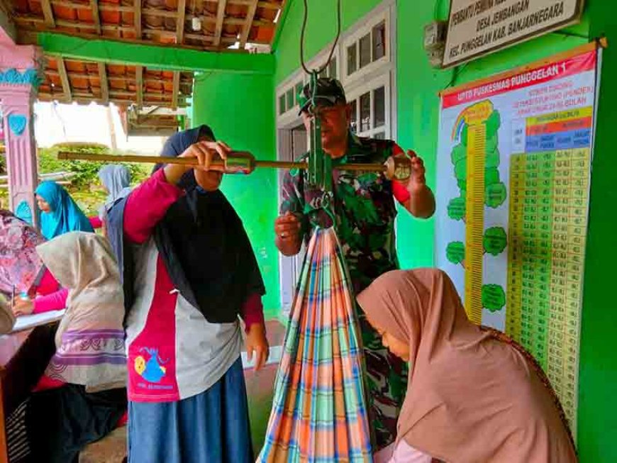 Babinsa Mendampingi Kegiatan Posyandu untuk Mencegah Stunting