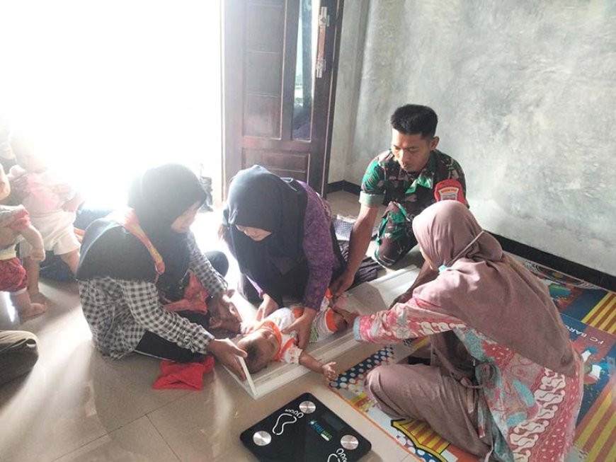 Babinsa Melakukan Pendampingan Posyandu untuk Penanganan Stunting pada Balita