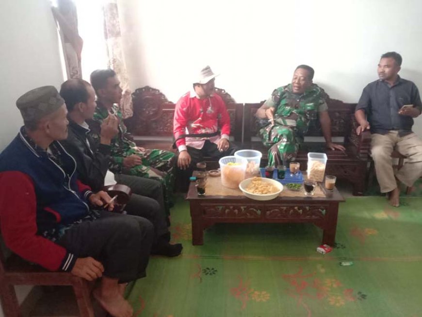 Danramil 04 Karangkobar Bersama Babinsa Komsos Dengan Tomas Di Desa Pasuruhan