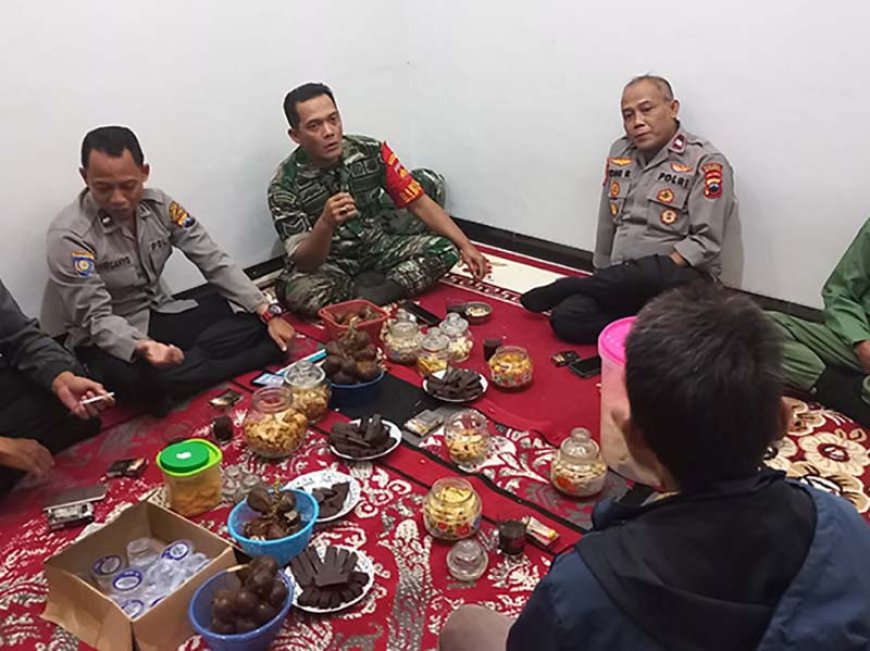 Jaga Kamtibmas di Wilayah Babinsa dan Bhabinkamtibmas Lakukan Komsos dengan Tokoh Masyarakat