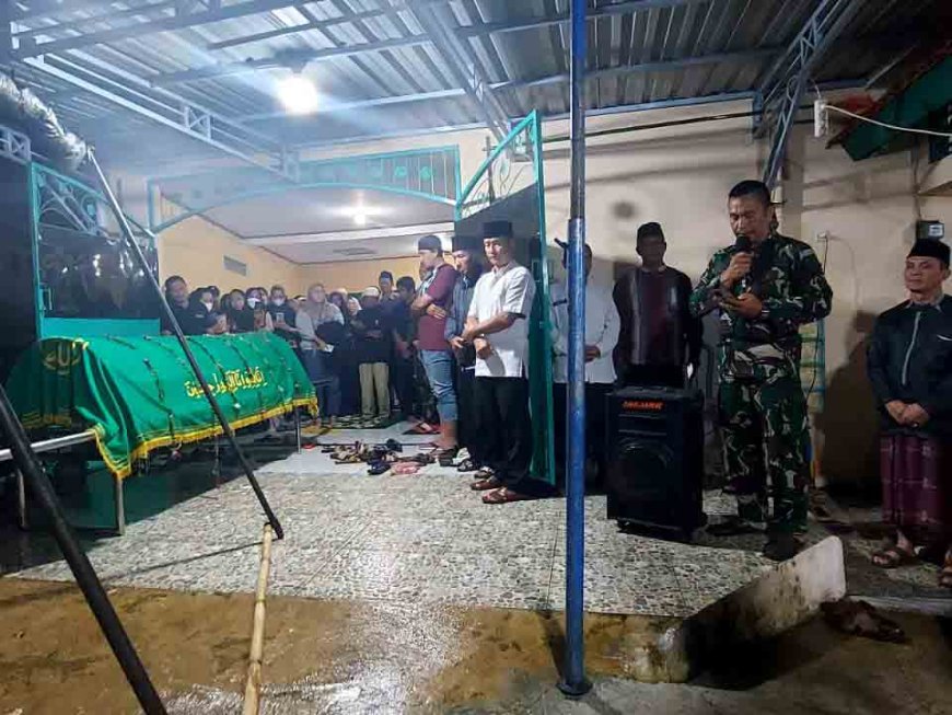 Babinsa Menjaga Rumah Duka 24 Jam Nonstop untuk Keluarga Besar TNI