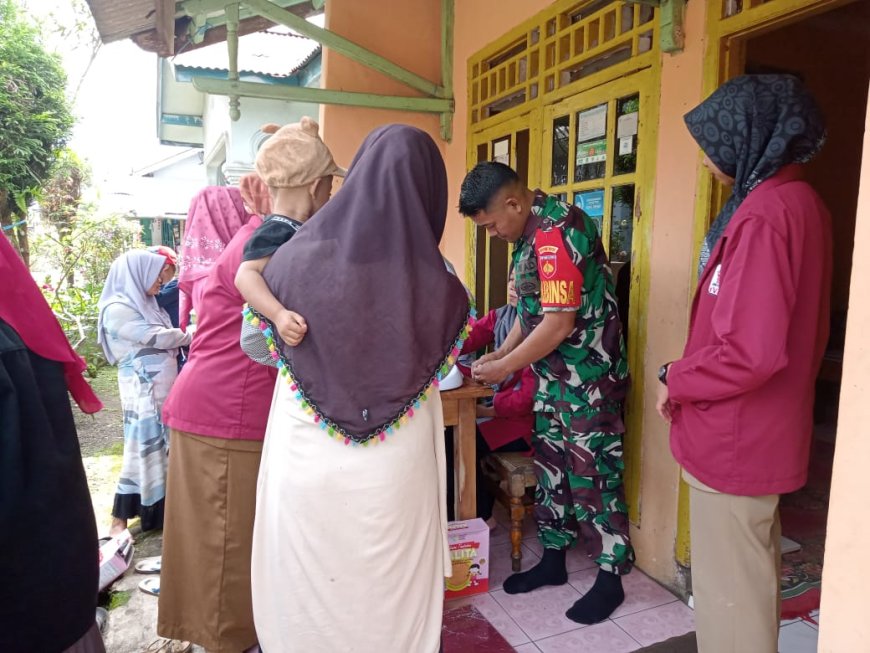 Upaya Penurunan Stunting, Babinsa Koramil Bojong Dampingi Penimbangan Balita